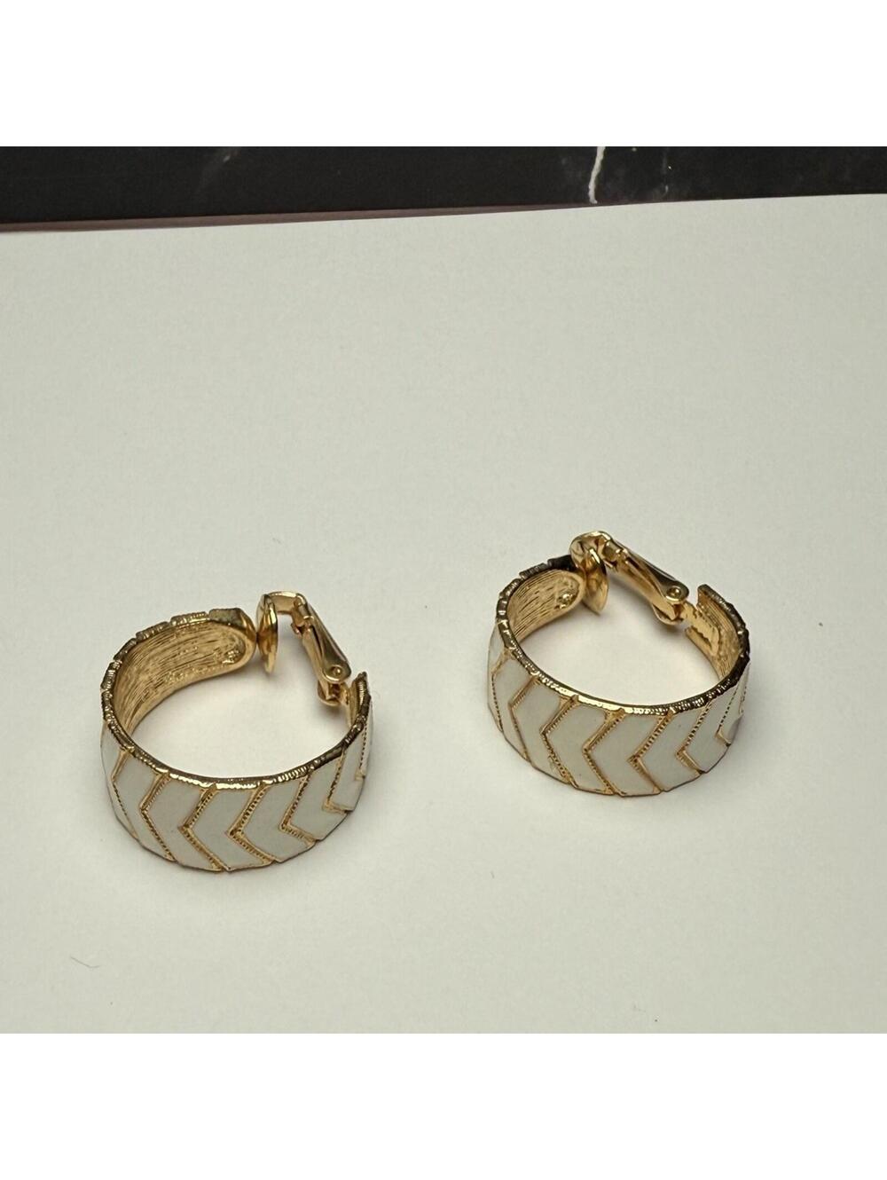 White Enamel Hoop Clip-on Clip On Gold Tone Retro